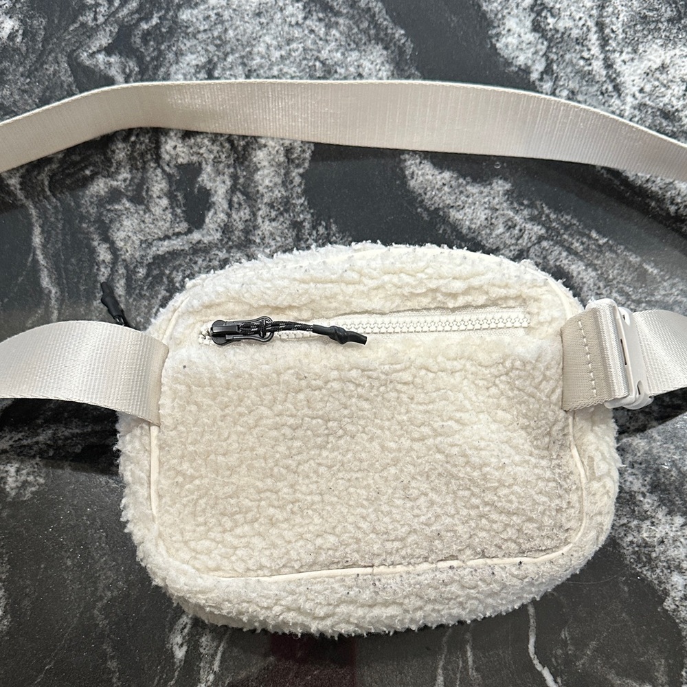 Fabletics Sherpa Crossbody Belt Bag - Picture 4 of 6